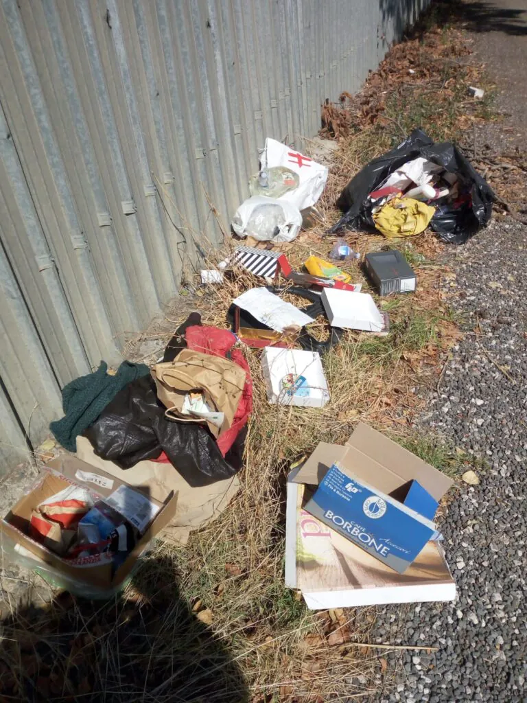 Vigile in pensione becca dipendente negozio a sversare rifiuti e lo fa multare dagli ex colleghi