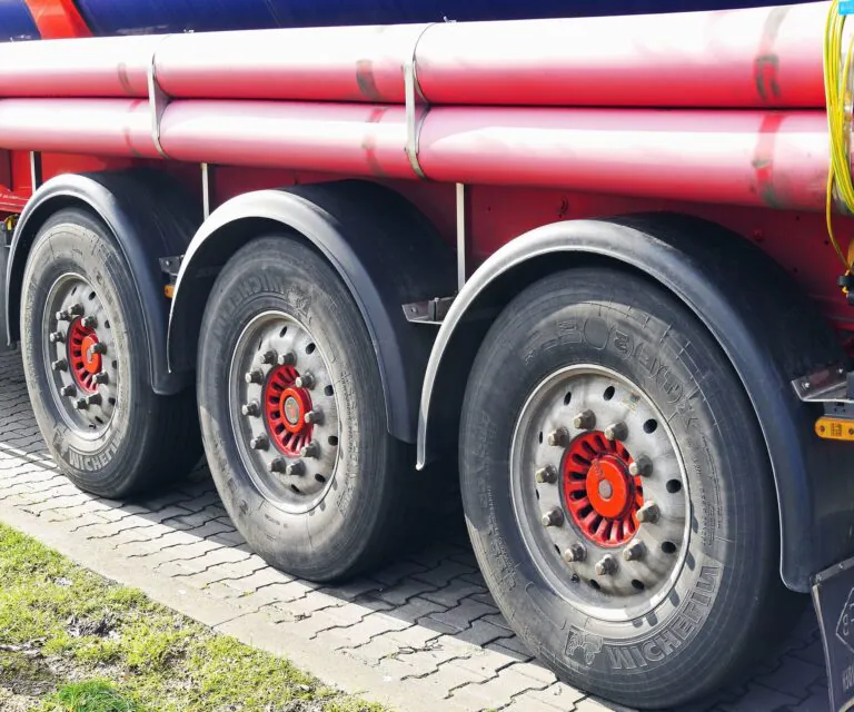 Strada ancora chiusa: tir e mezzi pesanti in transito tra scuole ed abitazioni