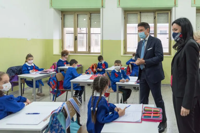 La visita di Conte e Azzolina nella scuola più volte vandalizzata. IL SERVIZIO E LE FOTO