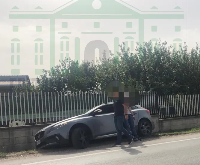 Fuori strada in via Forche Caudine: restano bloccati
