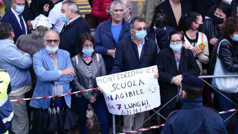 Mini sit-in dei precari durante la visita della Azzolina. IL SERVIZIO
