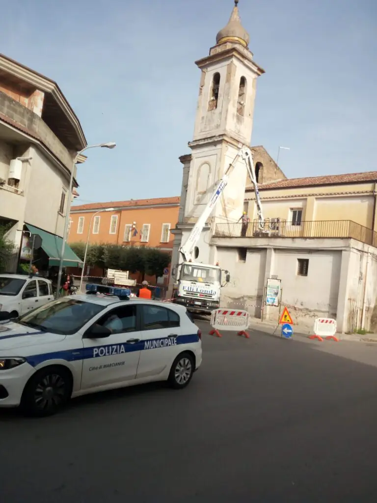 Chiesa di nuovo accessibile: vigili al lavoro per il ripristino