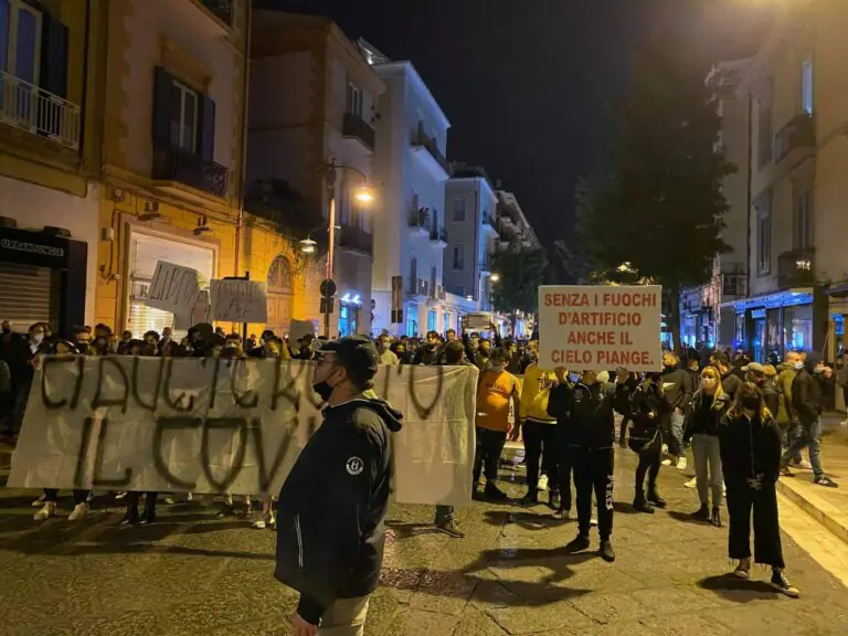 Protesta commercianti invade Caserta: “Subito ristori”. Al corteo anche gli ultras. FOTO E VIDEO