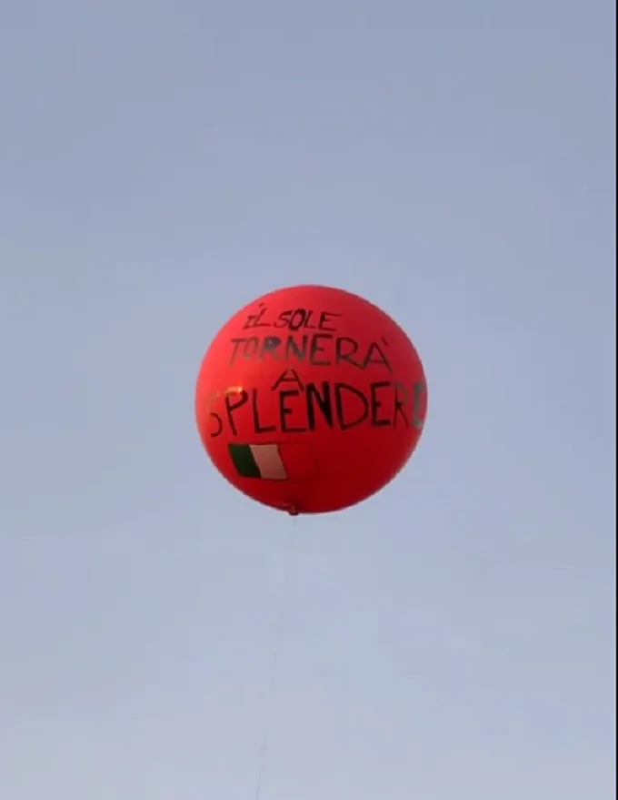 Il pallone simbolo di speranza vola nel cielo della Valle