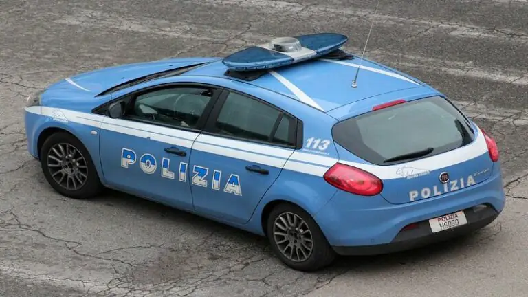Seguito dagli agenti abbandona sacchetto in strada. All’interno c’erano proiettili e non solo