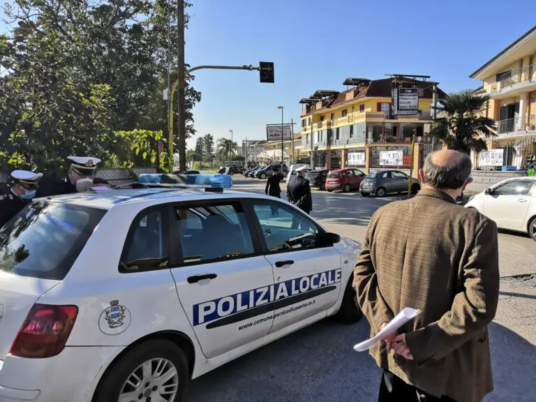 L’amministrazione comunale scende in strada per chiedere l’apertura di via Indipendenza. LE FOTO