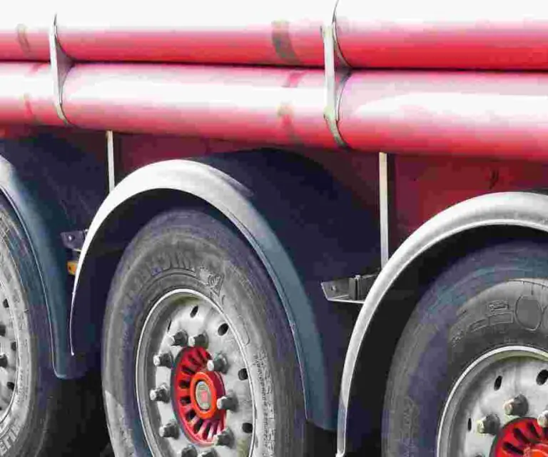 Paura sulla Casilina, camion perde un tubo dal retro: ferito un conducente d’auto