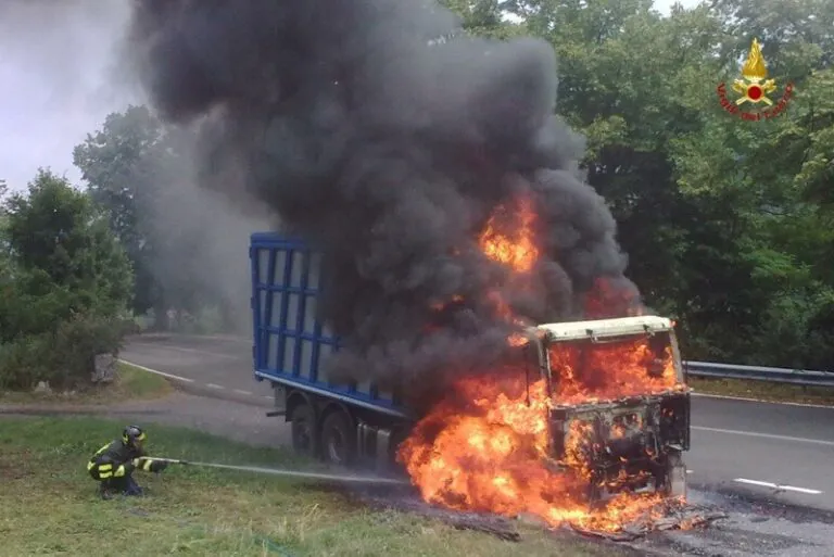 Paura in mattina: tir prende fuoco all’improvviso