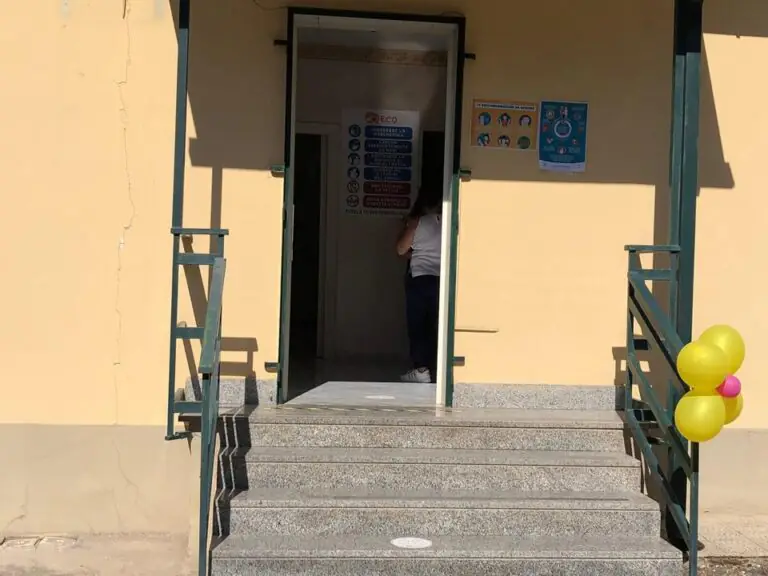 Vandali a scuola, sopralluogo dopo il raid: la verità sul caso minacce