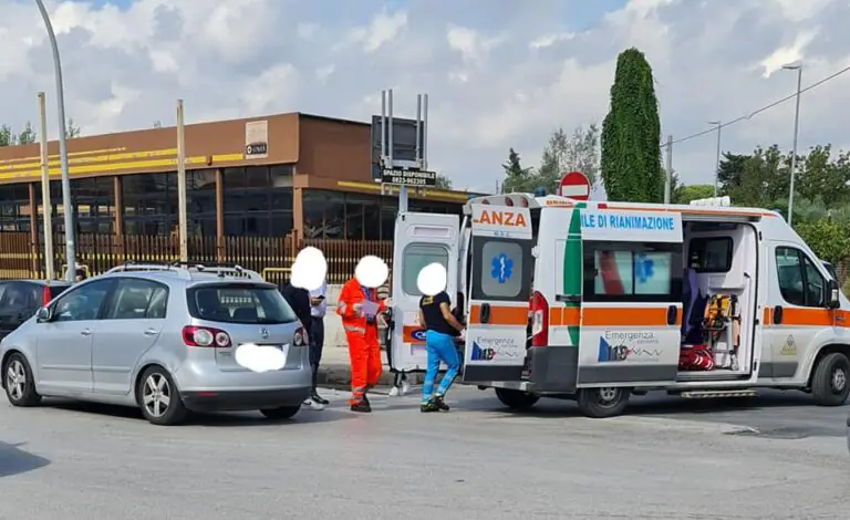 Schianto al solito incrocio, c’è un ferito. LE FOTO