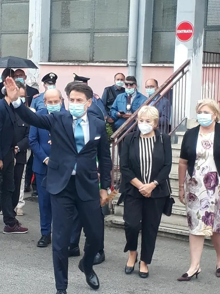Scuole chiuse, Conte contro De Luca: può saltare tutto