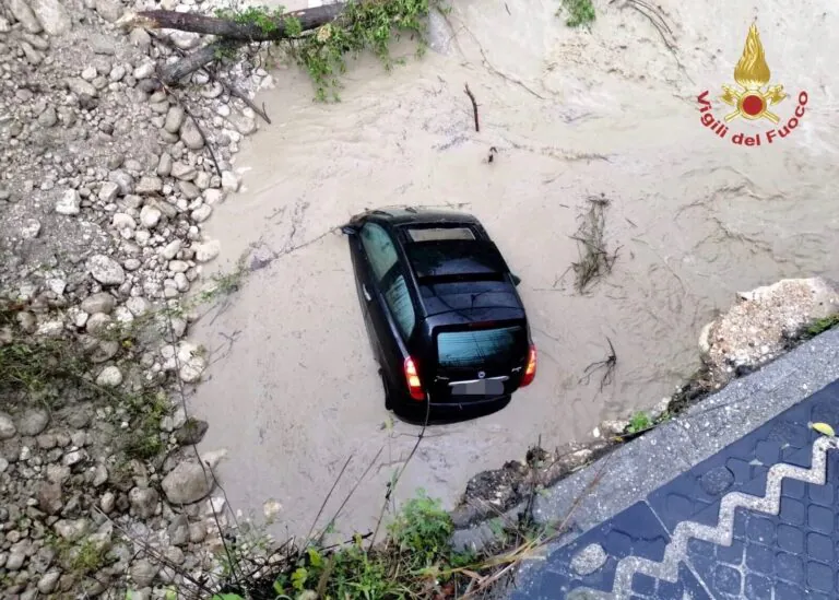 Crolla ponte mentre passa auto. Nel Casertano 40 interventi dei vigili del fuoco
