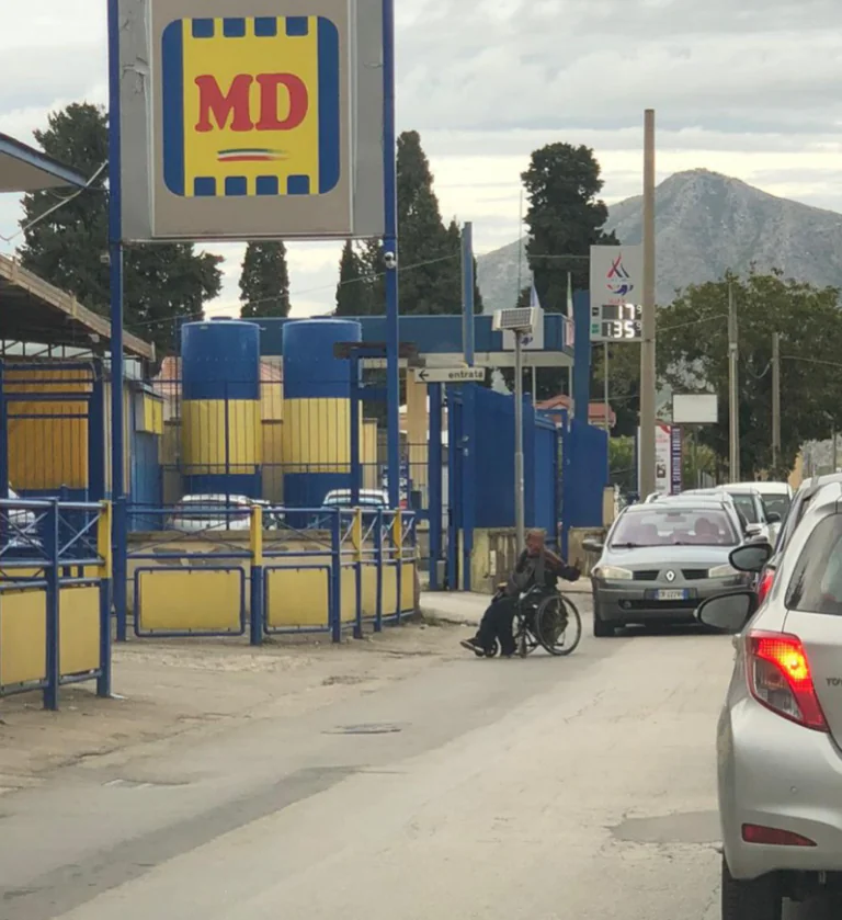 Il solito disabile blocca ancora il traffico tra i 2 Comuni