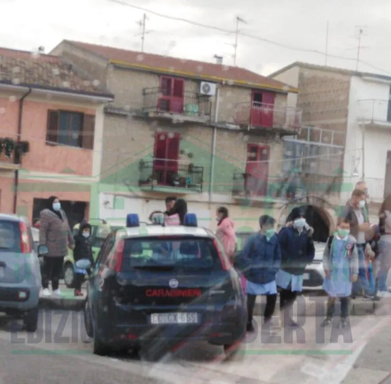 Raid nella notte nella scuola elementare della Valle