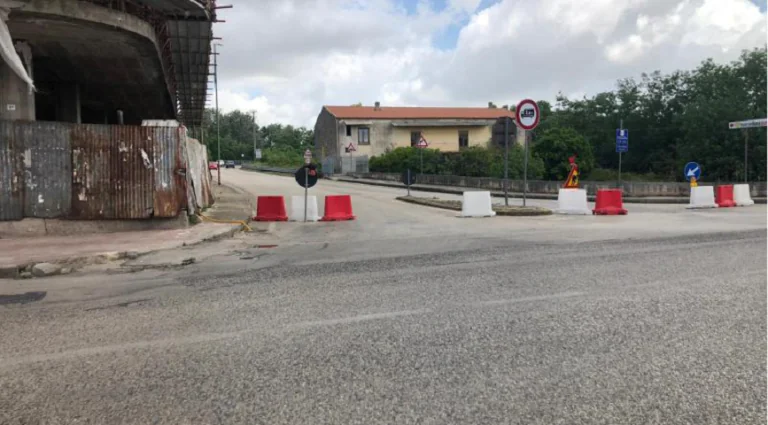 Ponte ancora chiuso: automobilisti esasperati
