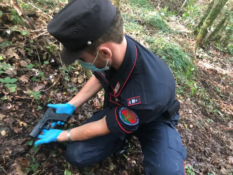 Militari trovano pistola con colpo in canna. Le foto