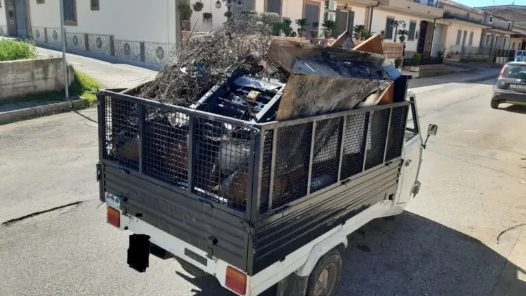 Sorpreso sull’Apecar con 3 quintali e mezzo di ferraglia. Bloccato pure un altro carico. FOTO