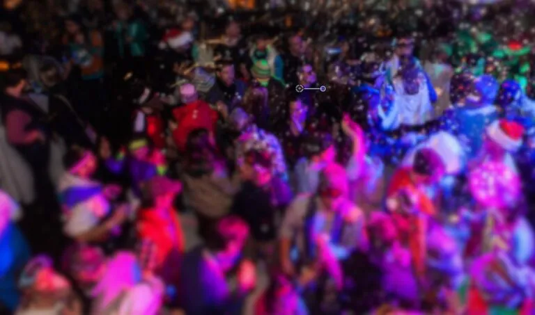 Locale ancora aperto dopo le 23 in pieno centro. Musica al massimo e residenti furiosi. VIDEO