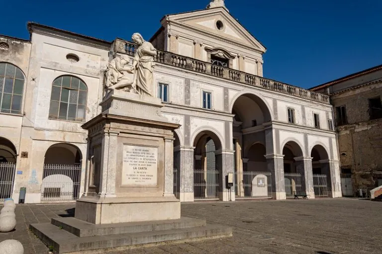 Zona rossa, controlli anche nella chiese: agenti all’Annunziata