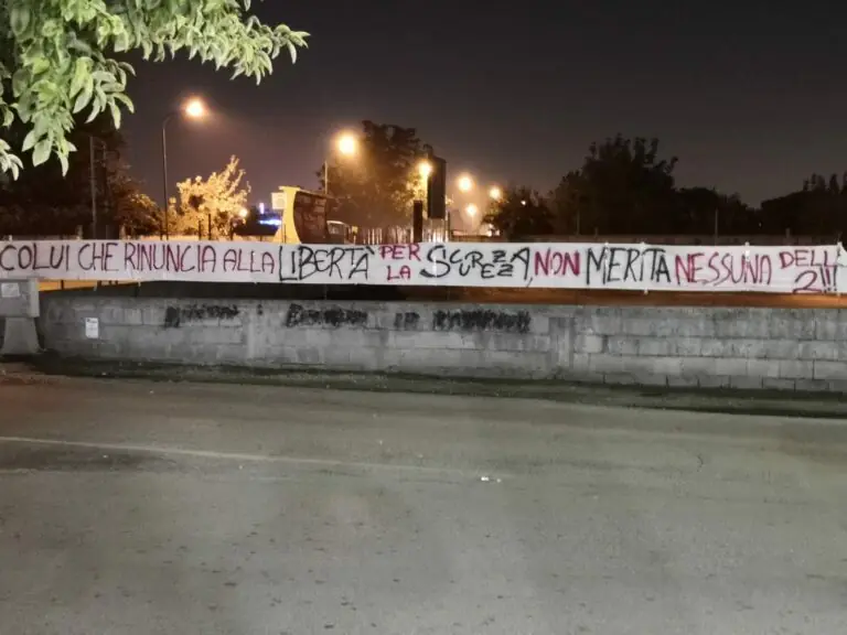 Zona rossa tappezzata di striscioni. Domenica di cortei e proteste. FOTO