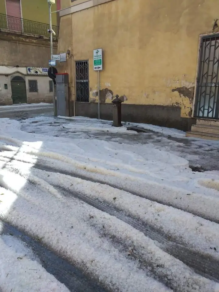 Grandinata violenta: auto impantanate nei pressi del Comune: IL VIDEO