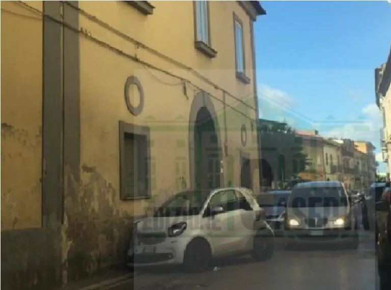 Smart sbanda e finisce contro palazzo, paura davanti alla chiesa. FOTO