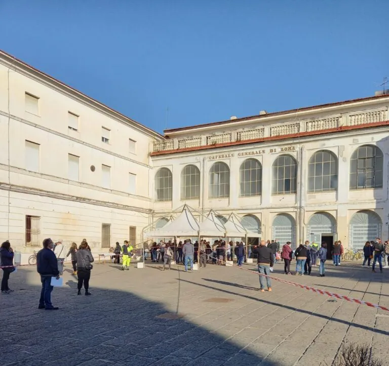Screening su zona rossa, code e test già esauriti: 400 prenotazioni finite alle 9