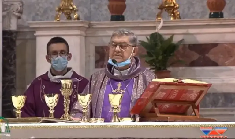 “Ha consolato tanti, ma questo virus lo ha fatto morire da solo”: lo straziante addio al vescovo D’Alise