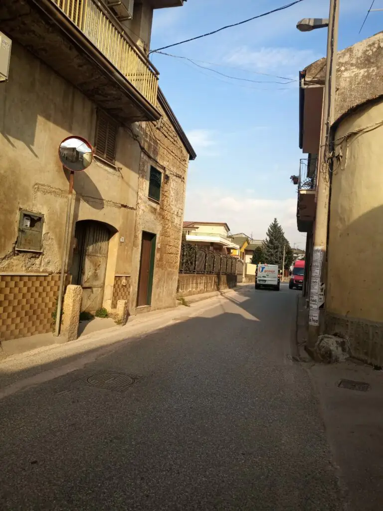 Auto in corsa sulla via di collegamento tra le 2 città: residenti chiedono provvedimenti