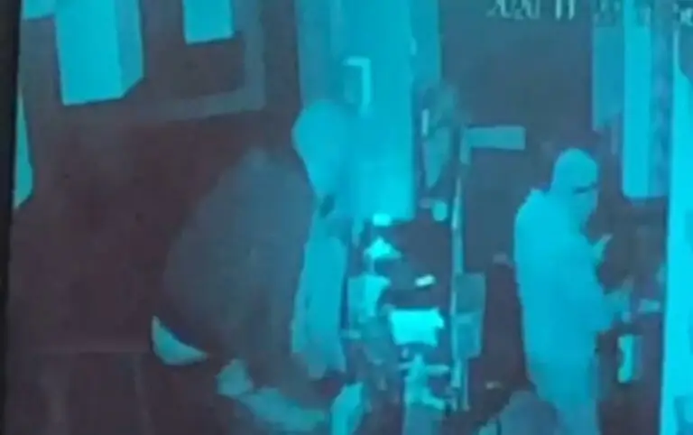 Incappucciati saccheggiano il bar del cognato dell’assessore. IL VIDEO