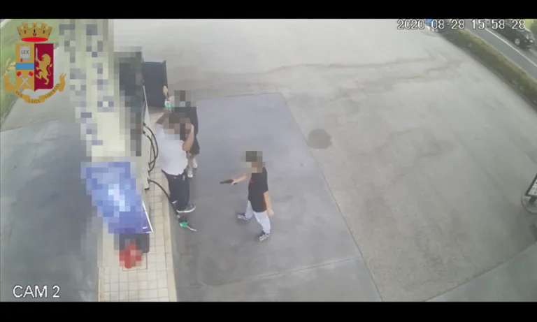 Il video. Raid contro distributori, stanata baby gang di specialisti: 4 arresti.