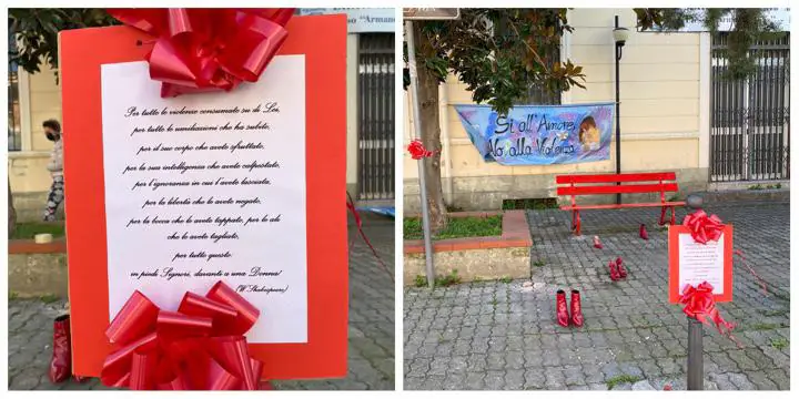 Scarpette rosse ed una panchina per ricordare le donne vittime di violenza
