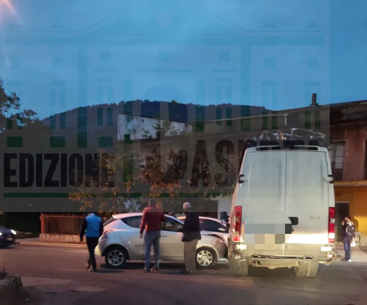 Incidente sull’Appia: auto finisce contro furgone. LE FOTO