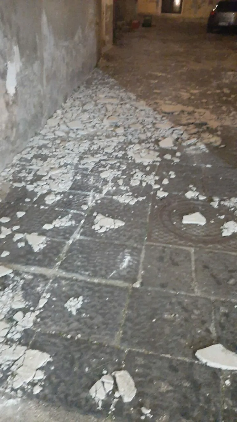 Cadono calcinacci in strada: tragedia sfiorata in città