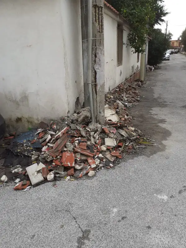 Tromba d’aria sul litorale, detriti pericolosi in strada. FOTO