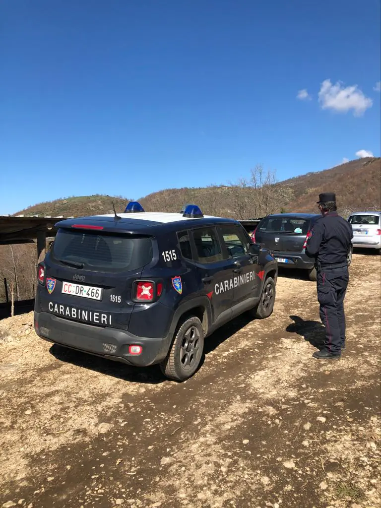Scarti di officina e costruzioni sversati su un terreno, nei guai costruttore e pregiudicato