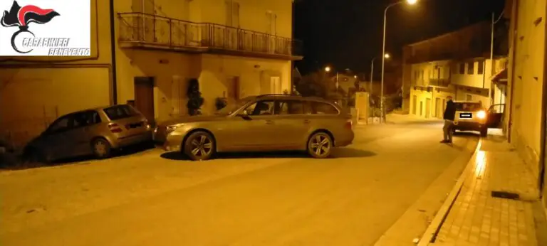 Carabinieri intercettano banda della Bmw: lasciano auto e scappano. Caccia aperta