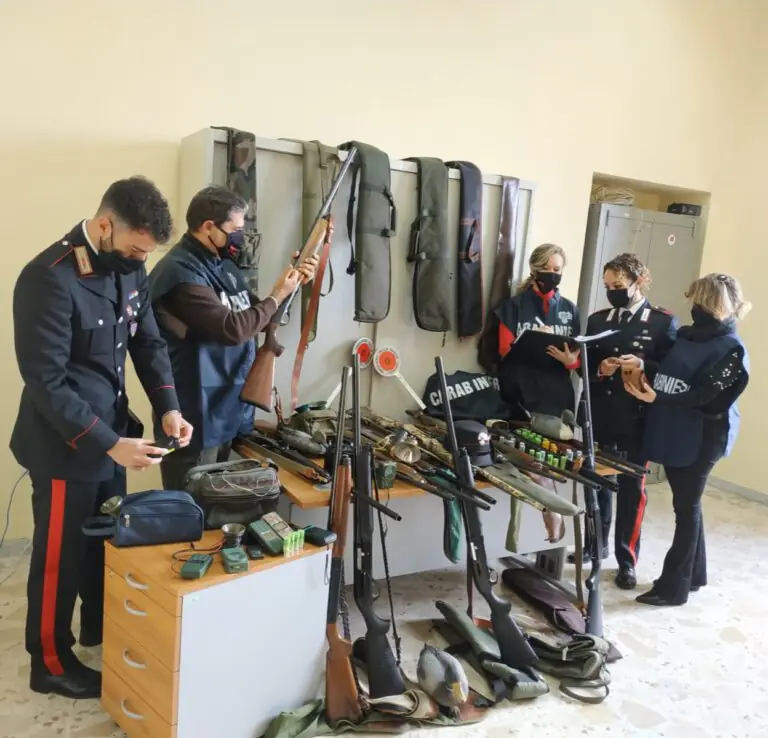 Caccia alle armi in provincia, 16 nei guai. Sequestrati 15 fucili