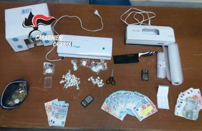 TUTTI I NOMI. Blitz antidroga, 12 arresti: spaccio con auto a noleggio e davanti al club sportivo. LE FOTO