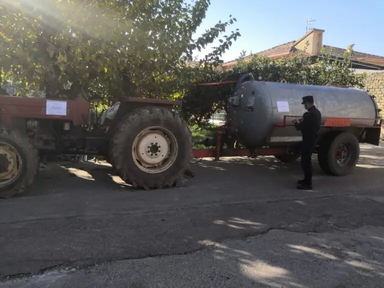 Scoperto a trasportare scarti della lavorazione delle olive, fermato e denunciato. FOTO