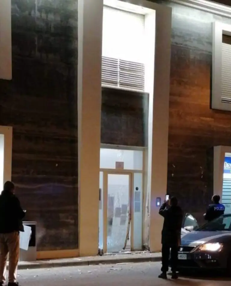 Bomba al Consorzio, polizia punta su tensioni: mille lavoratori a rischio licenziamento