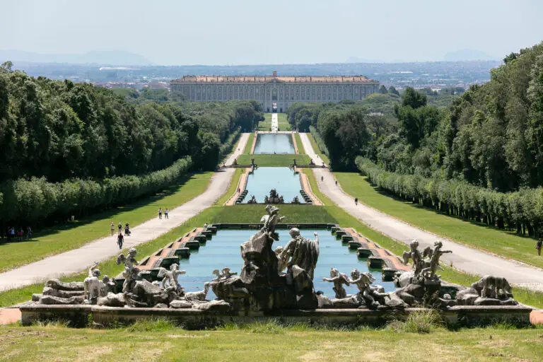 Niente più automobili nel Parco della Reggia: solo veicoli elettrici