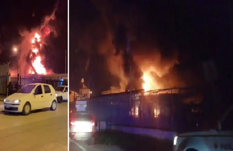 Inferno di fuoco spento dopo una notte: crolla pure il tetto. Si batte pista dolosa