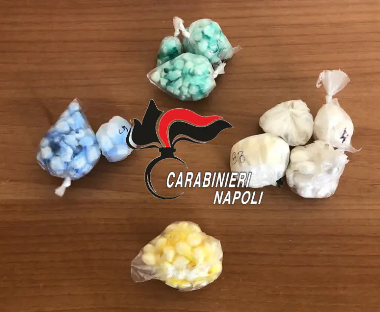 Scende le scale di casa con la busta di droga ma si ritrova di fronte i carabinieri