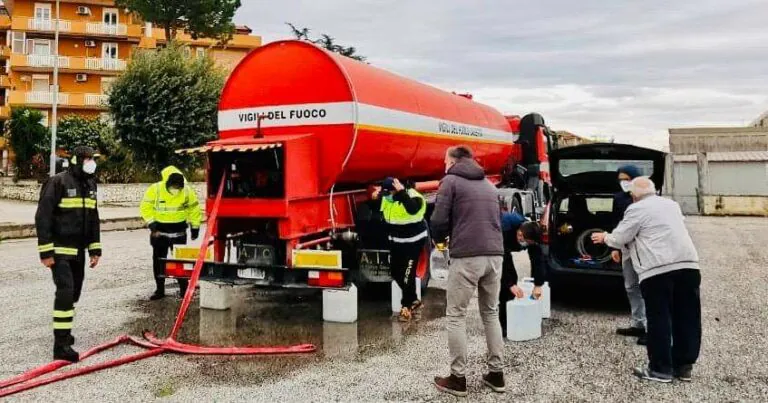 Carenza idrica in città, la Protezione Civile distribuisce l’acqua a domicilio