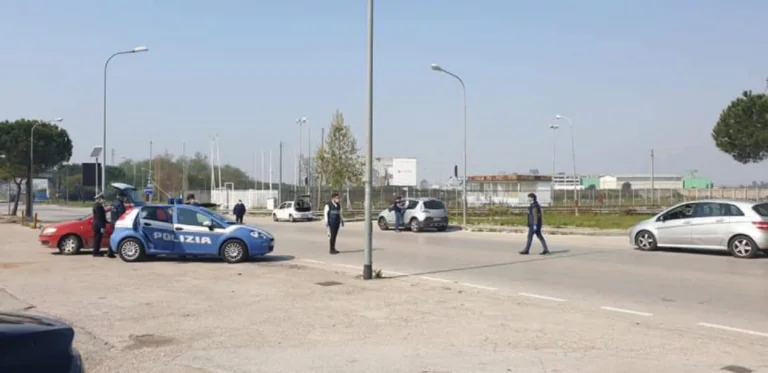 Rapinato dell’auto e accoltellato all’esterno del centro commerciale