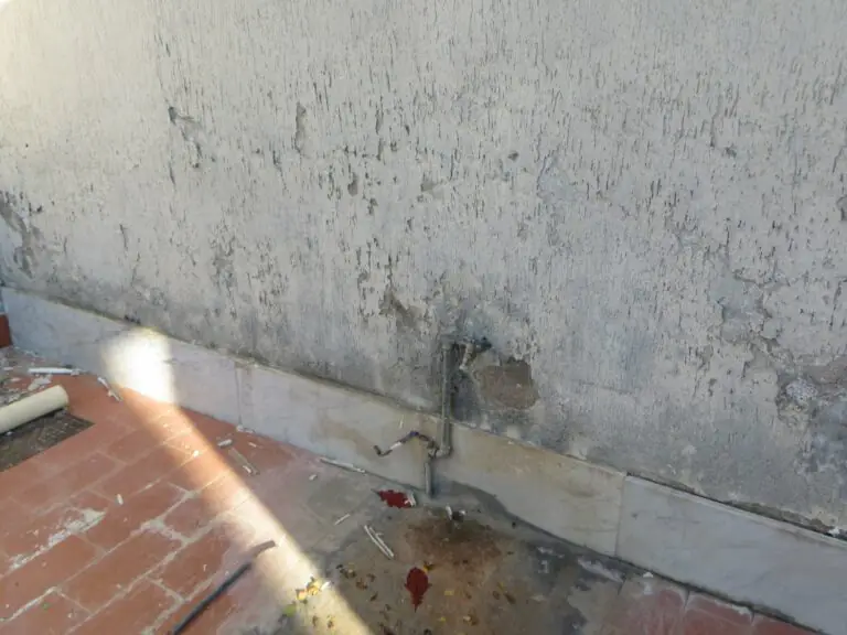Cimitero saccheggiato e devastato: ko cavi elettrici e tubi dell’acqua