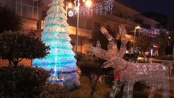 Covid, sindaco rinuncia a eventi e luci: “Soldi a medici per le cure a domicilio”