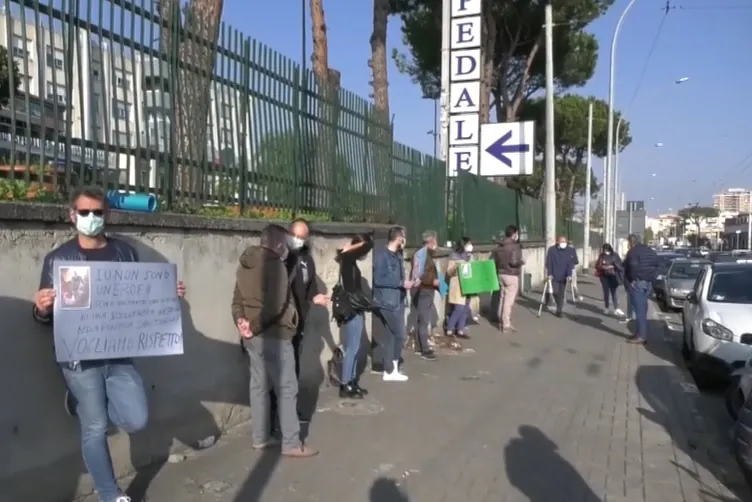Moscati senza personale, protesta davanti all’ospedale: “Non si muore solo di Covid”