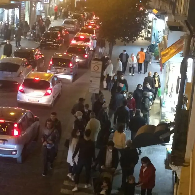 La movida sì sì: nella città del record di casi auto in coda e tutti in strada